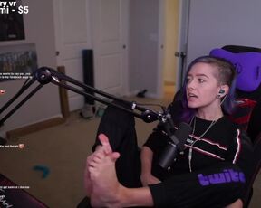 Twitch Streamer Lurn Shows off Feet