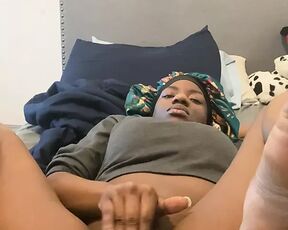 Ebony cums after rubbing  clit