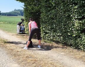 while I run I have a nice meeting and ... (Pegging - Outdoor)