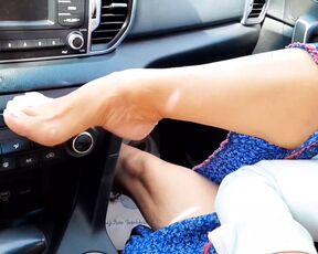 Selena's feet posing and blowjob in a car