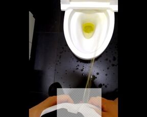 洋式トイレで立っておしっこ