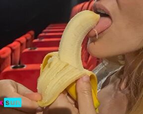 BLOWFLASH in the THEATER: a slutty milf can't resist to give a banana a blowjob